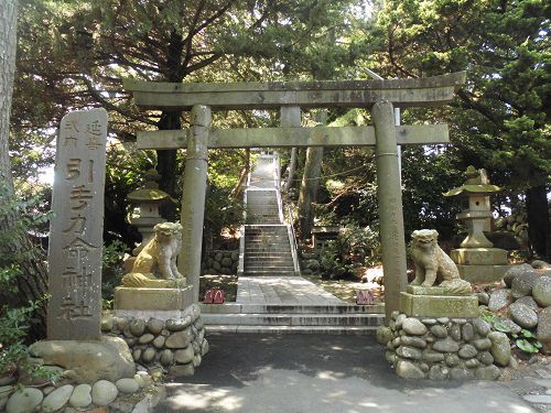 大瀬崎に鎮座する「引手力命（ひきてちからのみこと）神社」拝殿へ向かう参道石段階段
