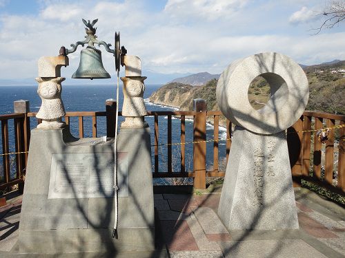 恋人岬の姉妹提携記念の鐘「金の鐘」と「めがね記念碑」