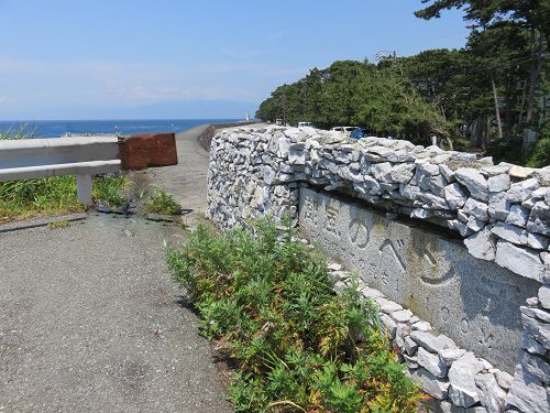 御浜岬の南側駐車場付近から眺めた「潮風のベンチ」