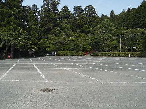小國神社の駐車場（大鳥居の隣り（正面を向いて右手））