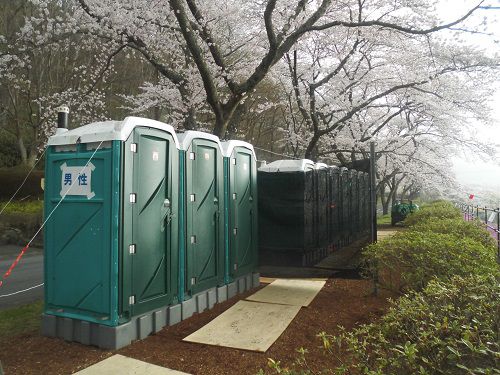 富士霊園の桜時期の仮設トイレの様子
