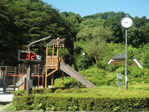蓮華寺池公園の園内遊具（滑り台など）がある子供広場の時計台