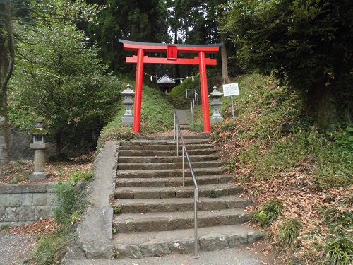 村山浅間神社境内に鎮座する「氏神社」へと向かう参道風景