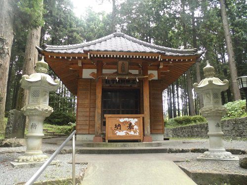 村山浅間神社境内に鎮座する氏神社社殿