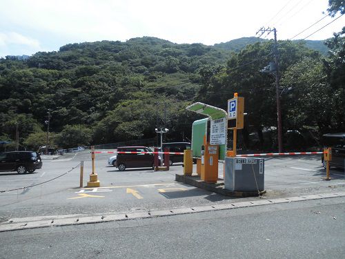 大瀬崎の有料駐車場（約２３０台）