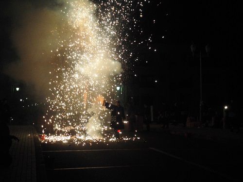 清水巴川灯ろう祭りの手筒花火の吹き上がった炎の終わり場面