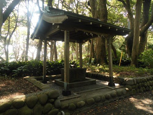 御浜岬に鎮座する諸口神社の手水舎