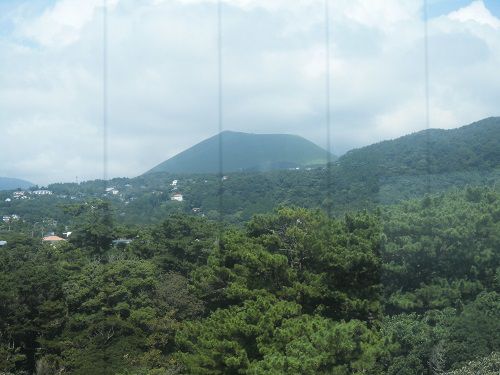 城ヶ崎海岸の門脇埼灯台から眺めた大室山