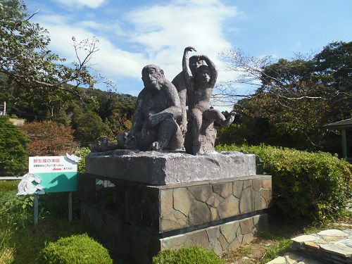 夕日ヶ丘「五猿（ご縁）の像」