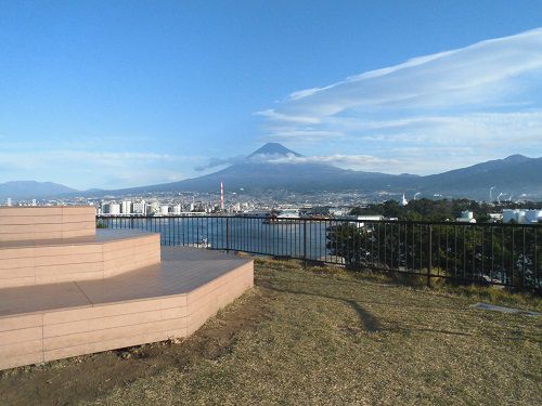 はじまりの鐘のある田子の浦みなと公園の展望場所からの富士山ビュースポット