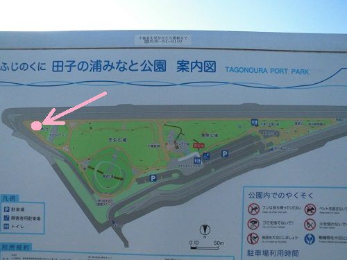 はじまりの鐘のある田子の浦みなと公園の案内図（鐘の位置を矢印で示しています）