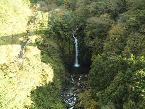 「須津渓谷橋」から眺めた「大棚の滝」
