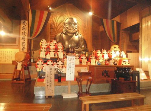 土肥達磨寺の日本一大きい達磨大使坐像
