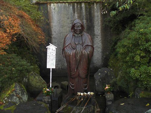 土肥達磨寺にて、鎮座する水かけだるま像