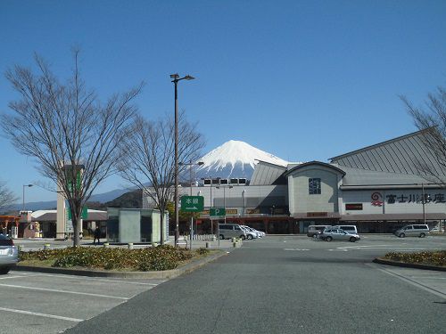 富士山ビュー：道の駅「富士川楽座（ふじかわらくざ）」からの富士山