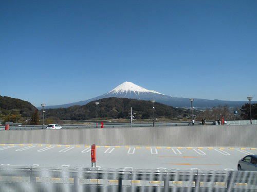 富士山ビュー：道の駅「富士川楽座」からの雲一つない見事な富士山ビュー