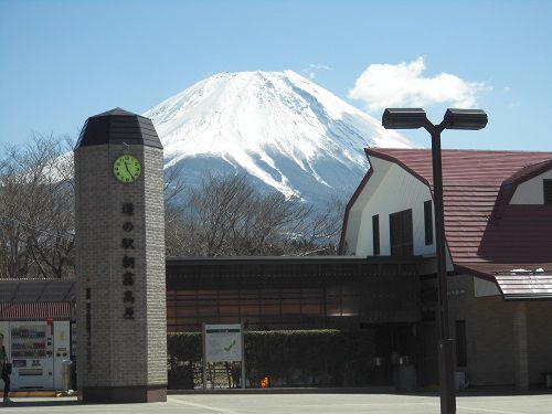 富士山ビュー：朝霧高原の富士山（（道の駅）駐車場から）