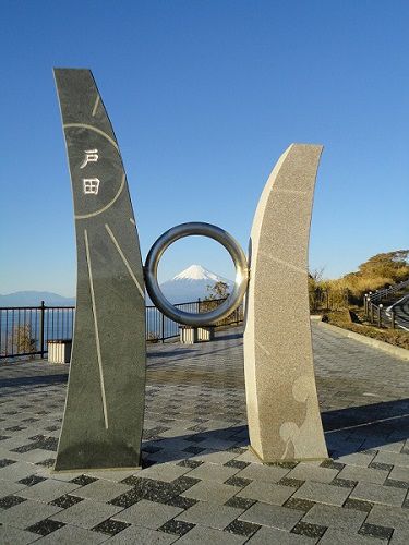 富士山ビュー：出逢い岬、富士山（モニュメント越し）