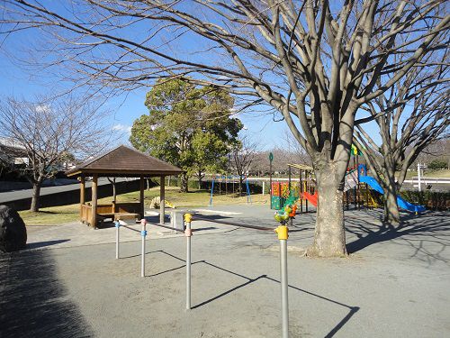 広見公園の遊具（鉄棒、滑り台、ブランコ、ジャングルジム）