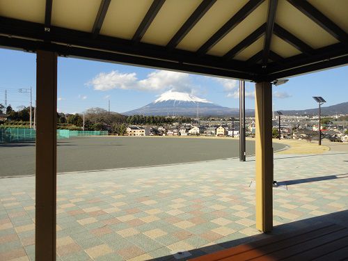 原田公園の休憩所からの富士山の眺め