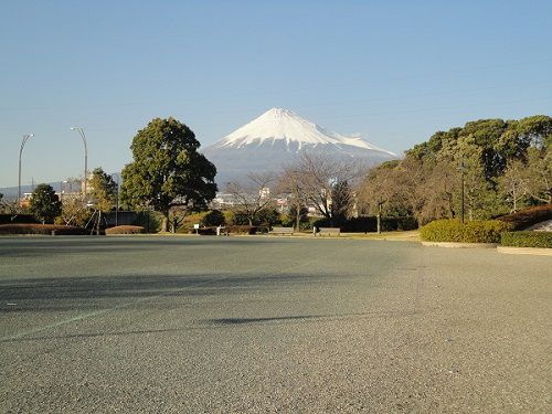中央公園での富士山と多目的広場