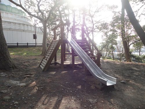 富士と港の見える公園の遊具（滑り台）