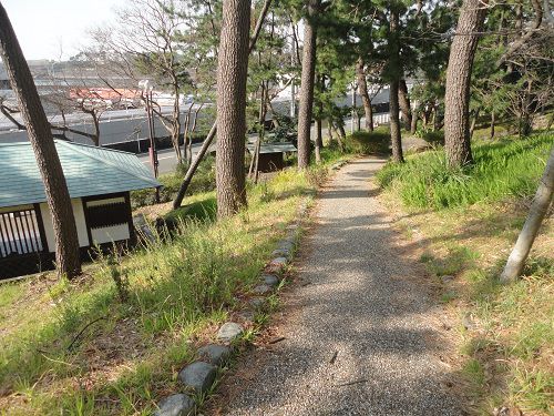 富士と港の見える公園の遊歩道（西側方向へと向かって）