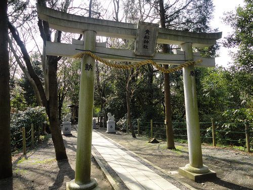 柿田川公園にて、鎮座する貴船神社の鳥居