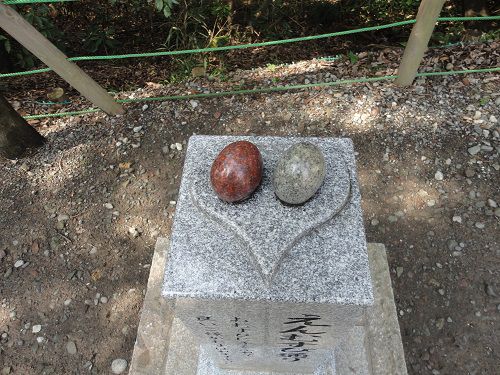 柿田川公園のハート型の上にのっているおむすび型の石