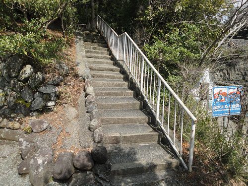 園内を五竜の滝が流れる中央公園の上り階段