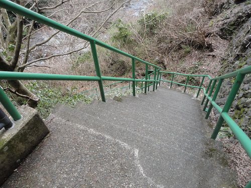 大棚の滝への急階段
