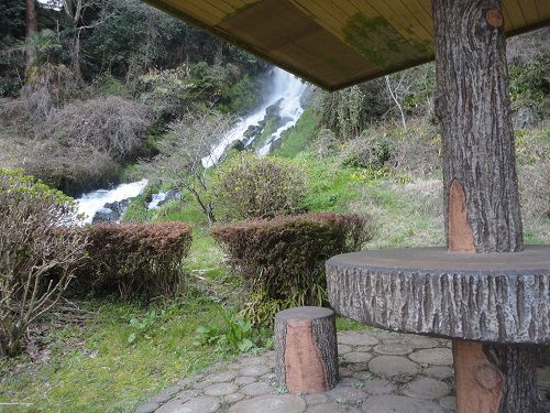 朝日滝の近くのベンチ