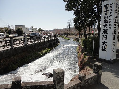 富士山本宮浅間大社の湧玉池東側を流れる富士川水系の一級河川「神田川（かんだがわ）」