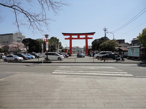 富士山本宮浅間大社の大鳥居と境内駐車場（有料）