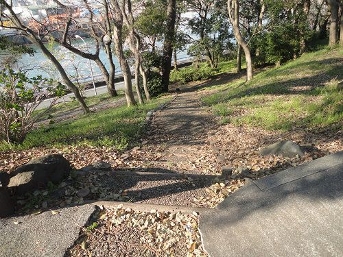 富士と港の見える公園の遊歩道（西側）