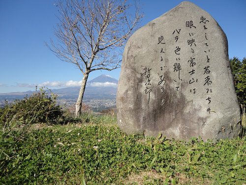 誓いの鐘から徒歩圏内にある新田次郎氏の碑文。「恋をしている若者たちの眼に映る富士山はバラ色に輝いて見えるであろう」