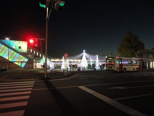 島田駅前のイルミネーション：駅前から少し離れた位置からのイルミネーションの輝き