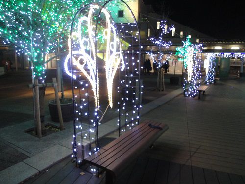 島田駅前のイルミネーション：ベンチを彩るイルミネーションの光