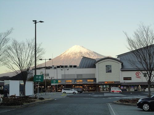 富士山ビュー：道の駅「富士川楽座」から望んだ雄大な富士山ビュー