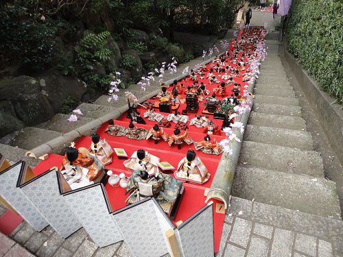 伊東市佛現寺の雛飾り：長い参道階段に並べられた雛飾りの数々