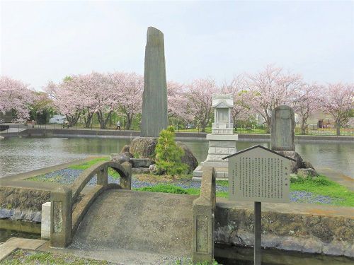 丸池と桜【清水町】：祠と記念碑越しの桜