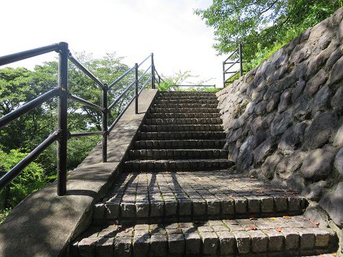 鮎止めの滝【三島市】：滝への道のり（階段）