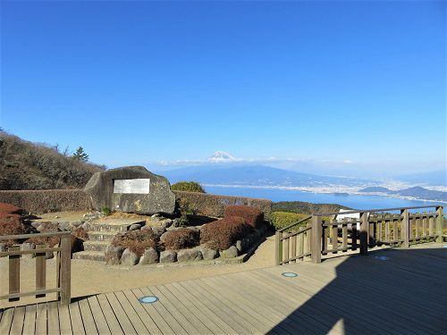 だるま山高原展望台からの富士山【伊豆市】：雲あり