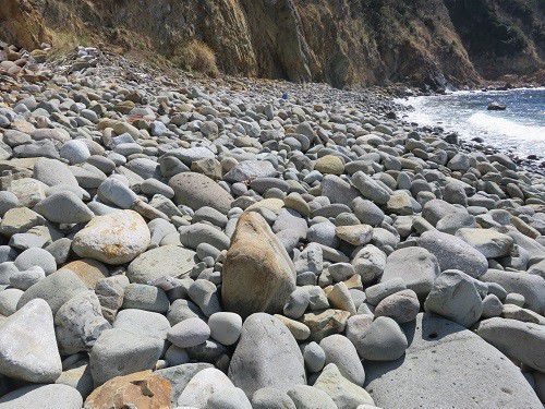 千貫門【松崎町】：歩きにくい海岸の石
