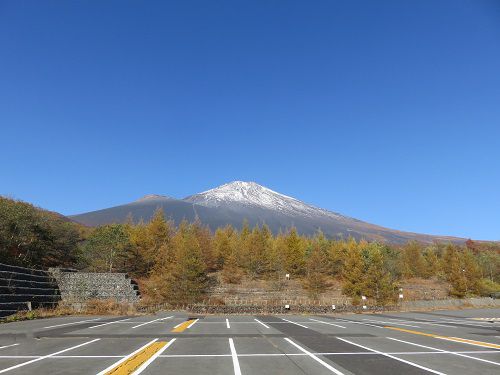 富士山御殿場口五合目、紅葉【御殿場市】：富士山と紅葉景色（駐車場）