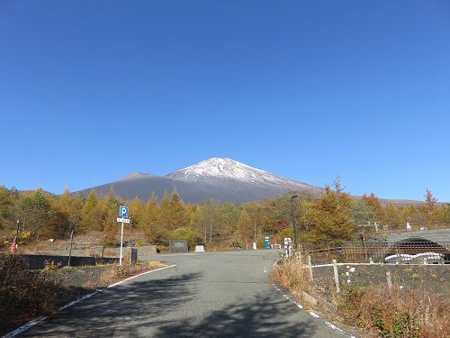 富士山御殿場口五合目、紅葉【御殿場市】：富士山と紅葉景色（道路から駐車場へ）