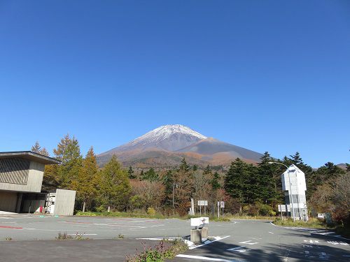 水ヶ塚公園駐車場からの富士山【裾野市】：見頃終わりの紅葉景色