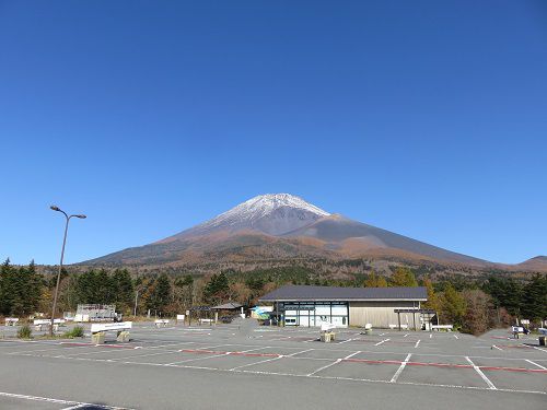 水ヶ塚公園駐車場からの富士山【裾野市】：紅葉時期