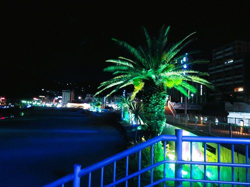 熱海サンビーチ、ライトアップ【熱海市】：ブルーライト