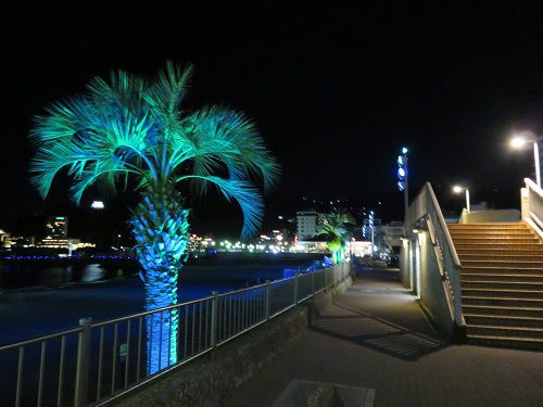 熱海サンビーチ、ライトアップ【熱海市】：階段通路